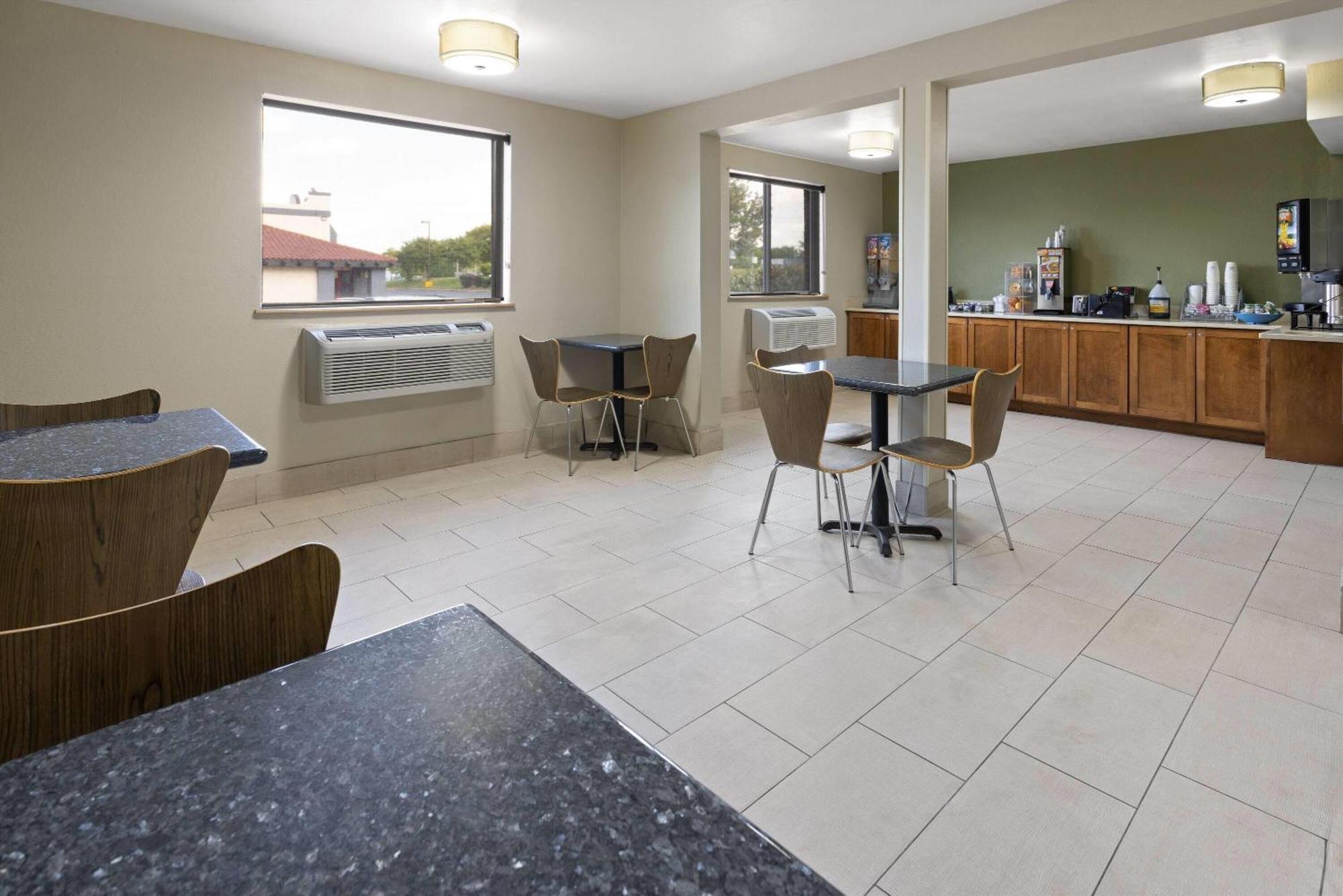 Super 8 By Wyndham Richmond Midlothian Turnpike Hotell Eksteriør bilde